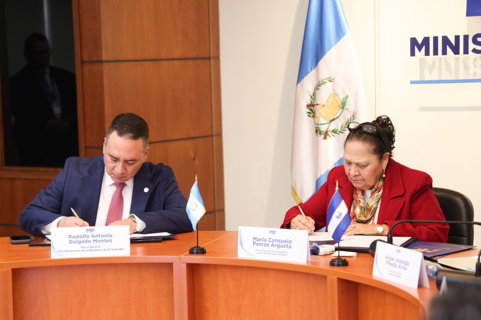 Exfiscal anticorrupción de Guatemala crítica a fiscal salvadoreño por respaldar a Consuelo Porras y elogiar su trabajo