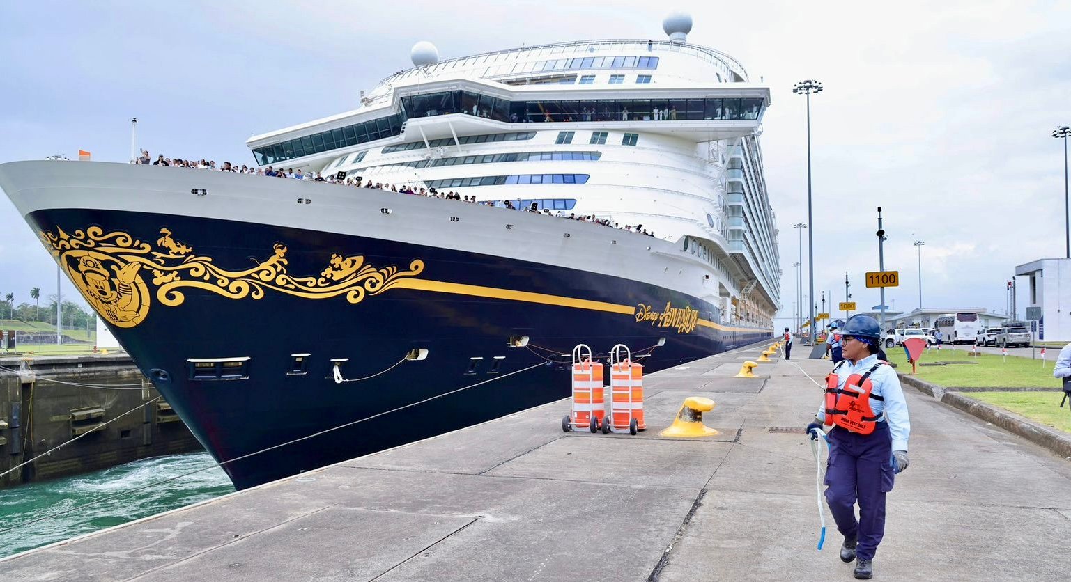 Crucero Disney Adventure hace historia al cruzar el Canal de Panamá como el más grande de pasajeros