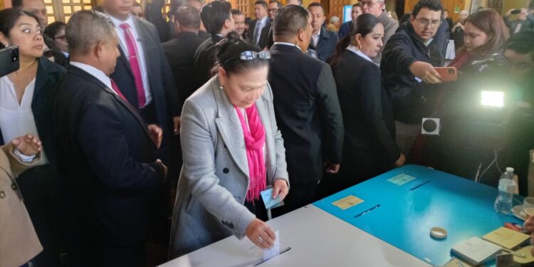 La controvertida fiscal general evalúa postularse a magistrada de la Corte de Constitucionalidad de Guatemala