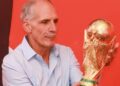 Presidente hondureño se pone futbolero y besa el trofeo de la Copa Mundial en San Pedro Sula