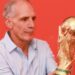Presidente hondureño se pone futbolero y besa el trofeo de la Copa Mundial en San Pedro Sula