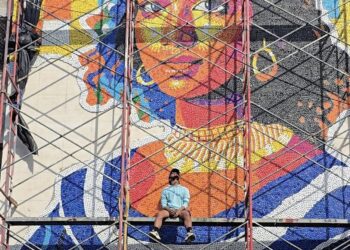 Venezolano crea en El Salvador un mural con más de 100,000 tapas recicladas en zona anteriormente dominada por pandillas