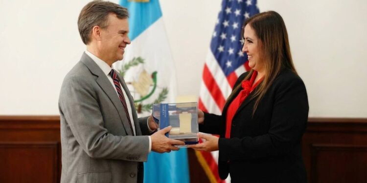 Encargado de negocios de EE UU y presidenta de Corte Suprema de Guatemala hablan de fortalecer cooperación en extradición y lucha contra el narcotráfico