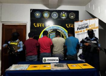 Honduras decomisa cientos de cajas de cerveza ingresadas por contrabando desde Guatemala y captura a cuatro sospechosos