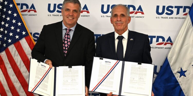 Presidente hondureño firma acuerdo con EE UU para impulsar el Ferrocarril Interoceánico y corredor logístico entre el Caribe y el Pacífico