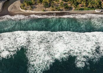 Oleaje alto y mar de fondo en Centroamérica generan advertencias y llamados a precaución en costas del Pacífico