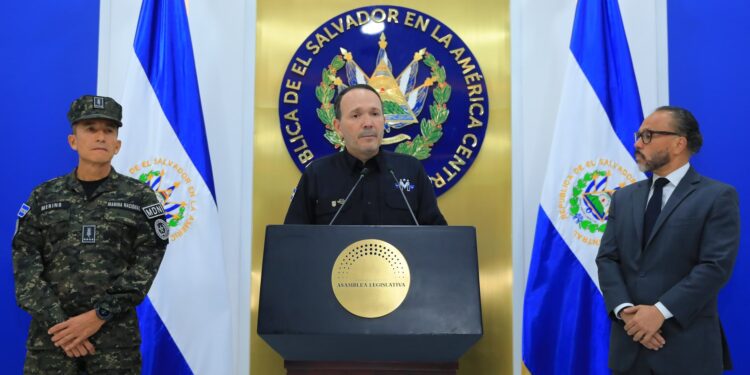 Ministro de Seguridad de El Salvador les dice “váyanse al carajo” a las ONG que critican al gobierno por derechos humanos