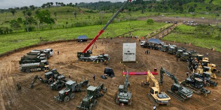 Mandatario guatemalteco desafía suspensión judicial de cárcel de máxima seguridad y acusa al narcotráfico de intentar frenarla