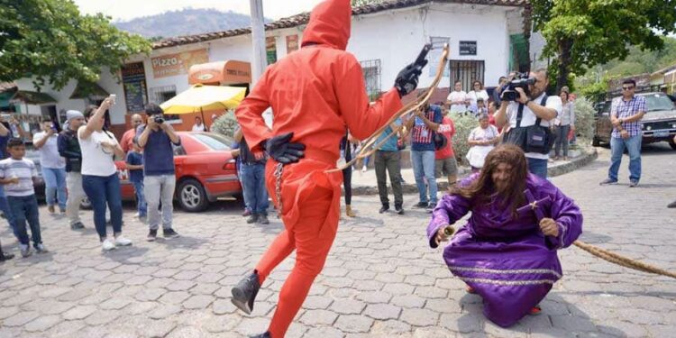 El Salvador revive la tradición de los Talcigüines con ritual de fe y penitencia 