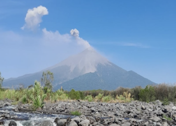 Volcanes Fuego y Santiaguito mantienen explosiones y columnas de ceniza en Guatemala