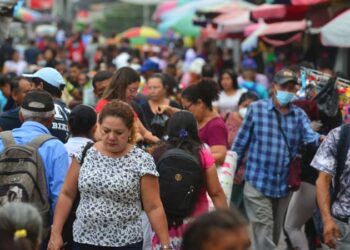 El Salvador reduce pobreza a 22.5 % y logra su nivel más bajo en una década