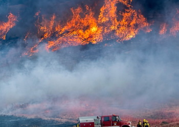 Incendio en California: Miles de evacuados en Moreno Valley y cientos de bomberos movilizados