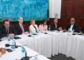 Gobierno de Panamá y transportistas acuerdan mecanismo para estabilizar precios del combustible y evitar alza del pasaje