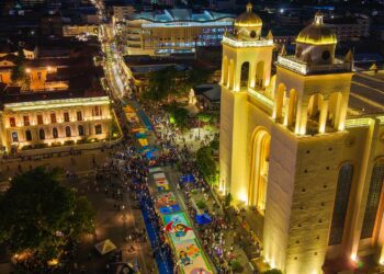Alfombra de sal más grande de Centroamérica en San Salvador marca la procesión del Santo Entierro