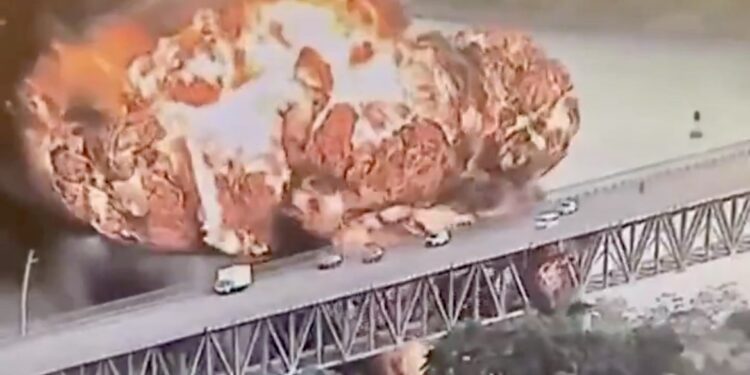 Explosión de camión cisterna provoca provoca incendio en puente de Las Américas en Panamá