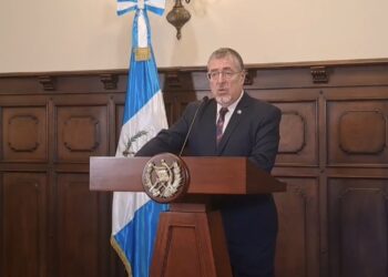 Presidente guatemalteco insiste en que subsidio a combustibles busca aliviar bolsillo de la población