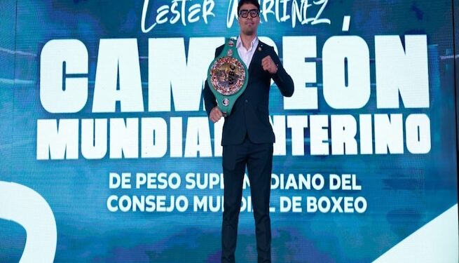 Presidente guatemalteco condecora al boxeador Lester Martínez tras título mundial histórico