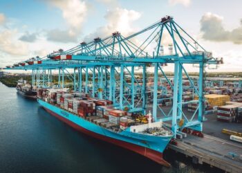China presiona a navieras internacionales para salir de puertos del Canal de Panamá