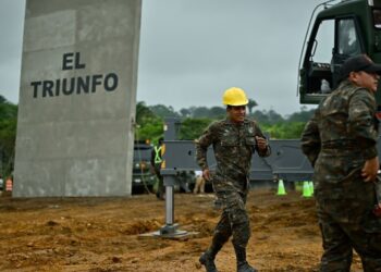 Presidente de Guatemala ratifica construcción de cárcel de máxima seguridad tras suspensión judicial y denuncia presión del narcotráfico