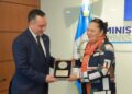 Fiscal salvadoreño rinde homenaje a fiscal guatemalteca sancionada por EEUU y la Unión Europea