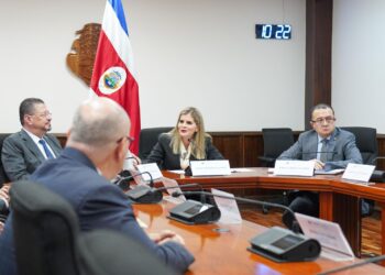 Políticos opositores critican duramente a presidenta costarricense por reuniones que parecen un “show”