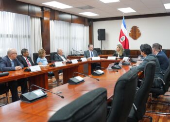 Presidenta de Costa Rica amenaza con referéndum sobre reformas judiciales si no recibe apoyo legislativo