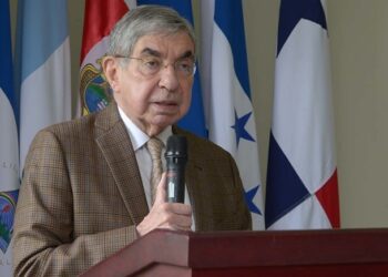 Expresidente costarricense Óscar Arias critica a Trump y Chaves por retiro de visas a directivos de La Nación