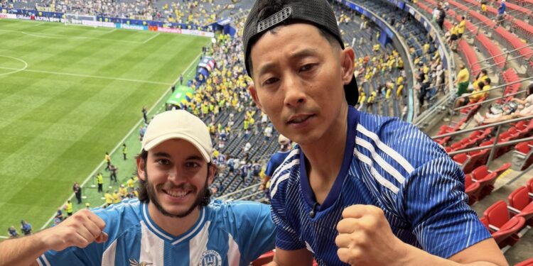 El japonés más hondureño de todos, Shin Fujiyama, presencia en el estadio eliminación de su selección en el Mundial y mantiene tradición de limpieza tras el partido