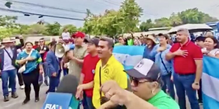 Presidente del Congreso de Honduras acusa al partido Libre de intentar boicotear al gobierno con protestas de médicos y maestros