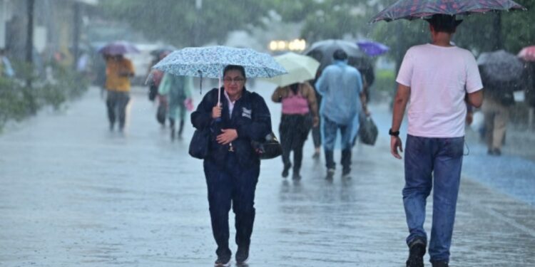 El Salvador suspende clases presenciales por la tormenta tropical Cristina y mantiene alerta naranja