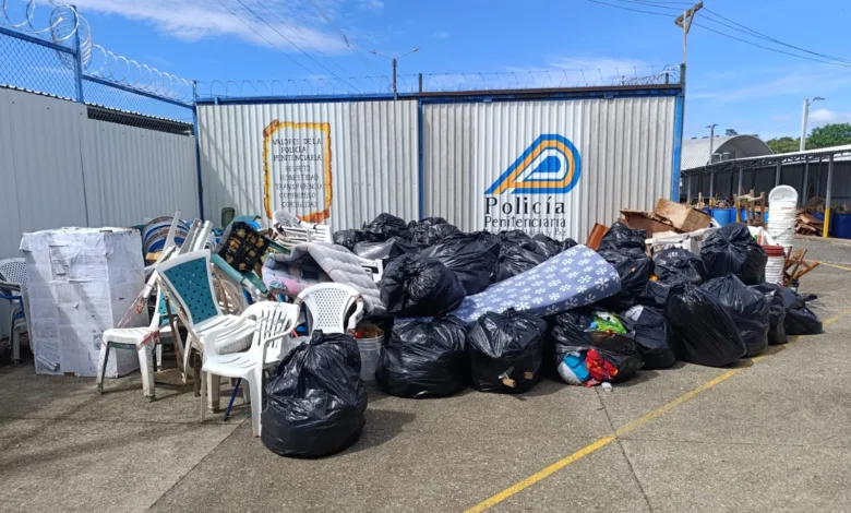 Decomisan 129 toneladas de ilícitos y basura en dormitorios de prisioneros en Costa Rica
