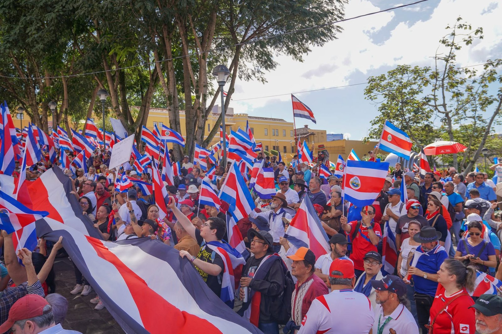 Gobierno de Costa Rica declara una semana de vacaciones para empleados públicos por días libres acumulados