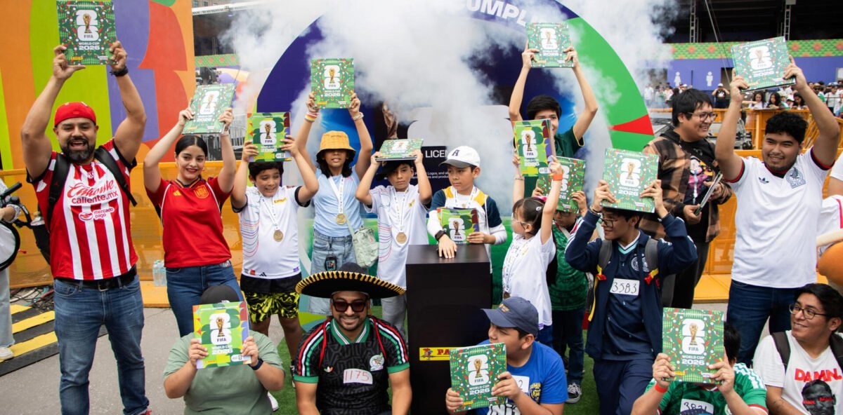 El álbum del Mundial reúne a miles de aficionados en México en busca de un Récord Guinness