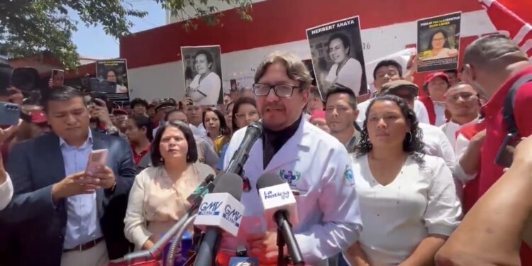 Médico sindicalista busca la candidatura presidencial del partido de la antigua guerrilla para las elecciones de El Salvador en 2027
