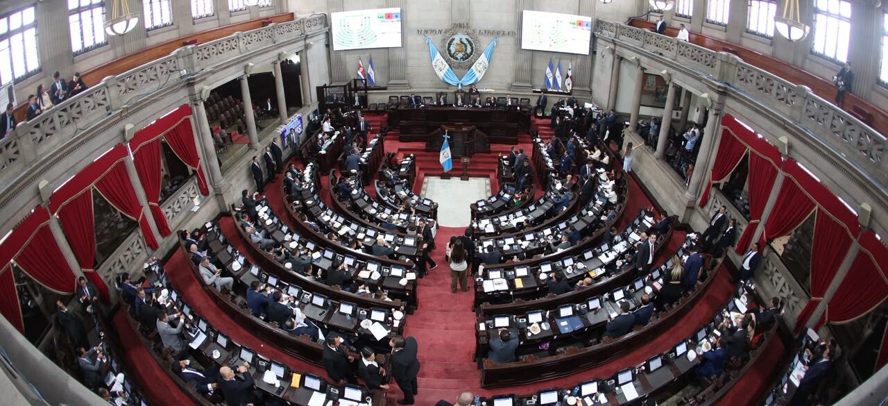 Congreso de Guatemala elimina un impuesto para viviendas y mantiene un esquema escalonado para inmuebles comerciales