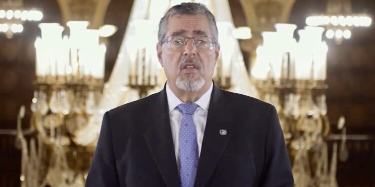 Arévalo acusa a políticos de buscar caos en Guatemala y advierte tolerancia cero ante bloqueos