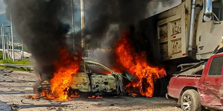 Accidente múltiple deja dos muertos y varios heridos en entrada a San Salvador