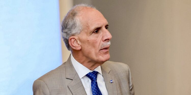 Presidente de Honduras insiste en que la empresa eléctrica estatal no se venderá