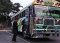 Transportistas de El Salvador alertan de crisis financiera por alza de combustibles y pagos pendientes de subsidios