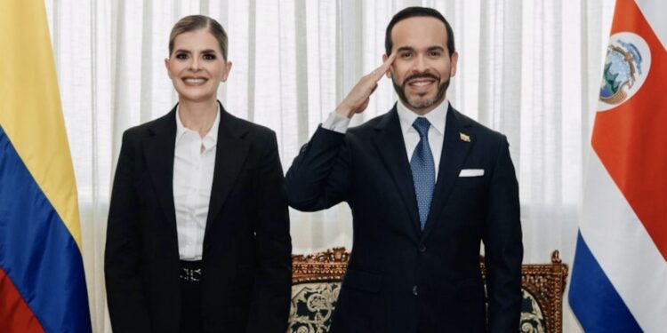 Presidente de Colombia pide a mandataria de Costa Rica estudiar eliminación de visa para sus ciudadanos