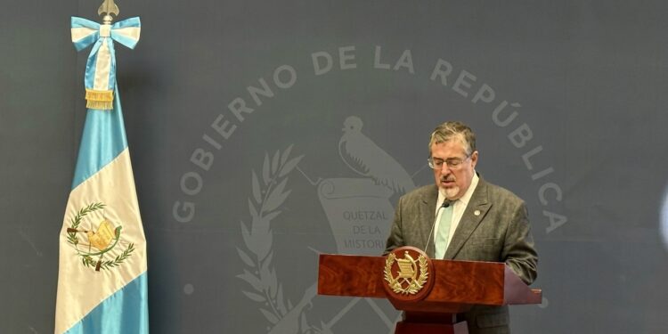 Presidente Arévalo urge aplicar ley de precios máximos ante alza de combustibles en Guatemala