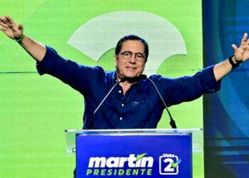 Expresidente panameño Martín Torrijos niega reuniones con el asilado exmandatario condenado Ricardo Martinelli