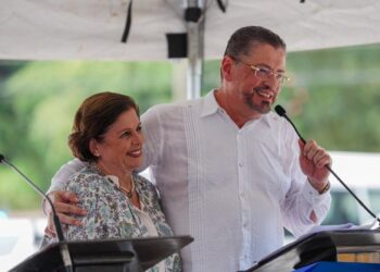 Polémica asesora presidencial costarricense acude a la Fiscalía tras restricción migratoria en caso de delitos electorales