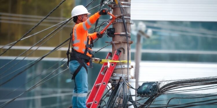 Diputados panameños analizan proyecto para que distribuidoras eléctricas compensen a los clientes por fallas en su servicio