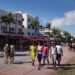 Crisis de vivienda en Miami: jóvenes con empleo no pueden dejar la casa de sus padres