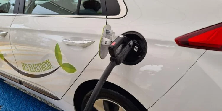 Gobierno costarricense pide eliminar exoneraciones de impuestos para vehículos eléctricos