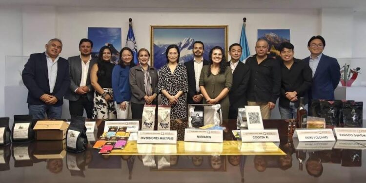 Empresas guatemaltecas llevan café, miel y chocolate a feria de alimentos en Taiwán