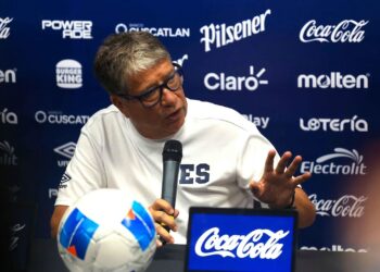 El Bolillo Gómez se queda al frente de la Selecta salvadoreña a pesar de los desastrosos resultados