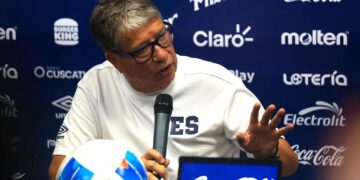 El Bolillo Gómez se queda al frente de la Selecta salvadoreña a pesar de los desastrosos resultados