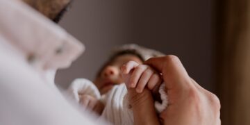 Guatemala frena cierre de denuncia por adopciones ilegales de 80 niños que salpican a cuestionada exfiscal general